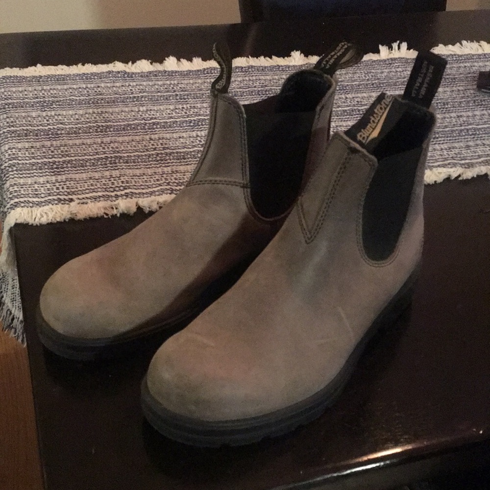 Men’s blundstone boots in grey very lightly used